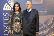 La presidenta de las Cortes con el hispanista Joseph Pérez.-ICAL