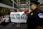 Protesta contra la reforma sanitaria de Trump, el lunes en las oficinas del Senado en Washington.-REUTERS / YURI GRIPAS