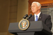 Pence interviene en un acto en la Bolsa de Argentina, en Buenos Aires, el 15 de agosto.-EFE / JAVIER CAAMANO