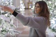 Melania Trump, mostrando los abetos decorados de la Casa Blanca.-/ PERIODICO (YOUTUBE)