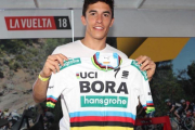 Marc Márquez muestra el maillot arcoíris que le acaba de regalar Peter Sagan.-EL PERIÓDICO