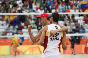Adrián Gavira y Pablo Herrera durante el partido.-EFE / SRDJAN SUKI