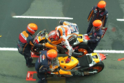 El equipo de Marc Márquez ha estrenado hoy sus nuevos cascos para la maniobra de cambio de moto.-EMILIO PÉREZ DE ROZAS / Enviado especial