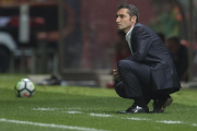 Valverde observa el juego durante el Girona-Barça del Montilivi.-JORDI COTRINA