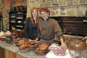 Sonia y David, con el cabrito, el cochinillo y el lechazo, iconos de su asador abulense.-ARGI