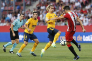 Griezmann y Espinosa disputan el balón durante el partido jugado en Montilivi-PAU BARRENA