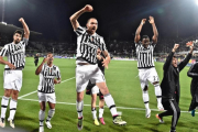Los jugadores de la Juventus celebran la victoria del domingo ante la Fiorentina.-EFE / MAURIZIO DEGL INNOCENTI