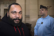 El humorista Dieudonné, a su llegada a los juzgados de París, en diciembre del 2013.-AFP