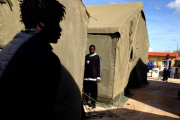 Inmigrantes en el CETI de Melilla, en una imagen de archivo.-Foto: EL PERIÓDICO