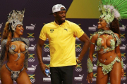 Usain Bolt baila samba con unas bailarinas, en la rueda de prensa que dio en Rio este lunes.-REUTERS / NACHO DOCE