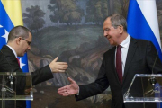El primer ministro ruso, Sergey Lavrov (derecha), y su homólogo venezolano, Jorge Arreaza, tras la rueda de prensa conjunta en Moscú.-EL PERIÓDICO