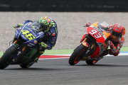 Marc Márquez, persiguiendo, fuera de su moto, a Valentino Rossi.-ALEJANDRO CERESUELA