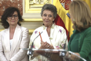 Rosa María Mateo (en el centro), el pasado 30 de julio, cuando asumió el cargo de administradora única provisional de RTVE.-DAVID CASTRO