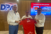 Javier Jiménez, Eduardo Rubio y Patricio de Pedro con la camiseta del Numancia y el nuevo patrocinador. CD Numancia