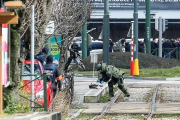 Matan al agente de una central nuclear belga y roban su pUn artificiero se aproxima a un paquete sospechoso durante una operación antiterrorista cerca de Mezier, en Bruselas (Bélgica) aye-EFE