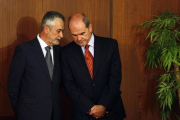 José Antonio Griñán y Manuel Chaves conversan en Sevilla, en abril del 2009.-REUTERS / MARCELO DEL POZO