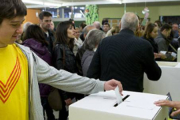 Un joven participa en la consulta soberanista del pasado 9 de noviembre, en Barcelona.-Foto:  FERRAN NADEU