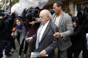 Jordi Pujol sale de su domicilio esta manana.-EFE/ALBERTO ESTÉVEZ