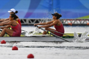 Anna Boada y Aina Cid, camino de conseguir el acceso a la final.-EFE / FRANCK ROBICHON