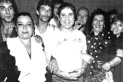 Carrie Fisher, Paul SImon y Chiquito de la Calzada, en un improvisado tablao flamenco en Málaga, en 1989.-DIARIO SUR
