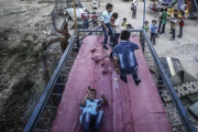 Niños sirios juegan en un trampolín durante el segundo día de la festividad musulmana de Eid Al Adha, en Douma, este martes.-EFE / MOHAMMED BADRA