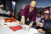 Carmelo Ezpeleta reparte, en presencia de Marc Márquez y sus compañeros, el pastel de su 70 cumpleaños.-MOTOGP.COM