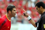 Fernando Hierro protesta una decisión del arbitro egipcio Gamal Al-Ghandour durante el partido de los cuartos de final contra Corea del Sur del Mundial del 2002.-EFE / LUIS TEJIDO