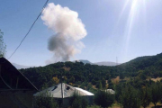 Imagen del humo que ha ocasionado la explosión del camión bomba en el control militar turco.-EL PERIÓDICO
