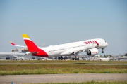 Avión de Iberia despegando de un aeropuerto.-EFE