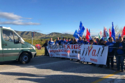 Funcionarios cortando la carretera de acceso a la prisión de Alhaurín-I.GUTIERREZ