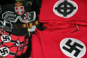 Símbolos nazis y fascistas a la venta.-IRENE SAVIO