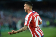 El argentino del Atlético Correa celebra el gol del 0-1 ante el Betis.-AFP