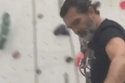 Antonio Banderas, en un rocódromo suizo.-TWITTER
