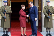 Cameron, con la primera ministra de Polonia, Beata Szydlo, este viernes, en Varsovia.-AP / JANEK SKARZYNSKI