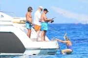 Artur Mas (izquierda) y sus amigos disfrutan en el yate 'Baruna'.-GTRES ONLINE