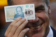 El gobernador del Banco de Inglaterra, Mark Carney, muestra el nuevo billete de plástico de 5 libras.-STEFAN WERMUTH