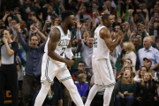 Los jugadores de los Celtics y su afición celebran la victoria-/ WINSLOW TOWNSON