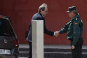 El president de la Generalitat, Quim Torra, saluda a un guardia civil a su llegada hoy a la cárcel madrileñaa de Estremera.-/ FERNANDO VILLAR (EFE)