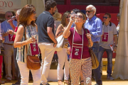 Dos mujeres disfrutan de una copa de vino en la Feria del Vino de Toro.-- ICAL