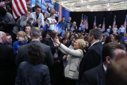 Selfi de Hillary Clinton con algunos de sus seguidores en el acto de los demócratas en Carolina del Sur.-AFP