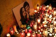 Recuerdo floral en memoria del periodista Jan Kuciak y su pareja, en Bratislava.-EFE / DAVID DUDUCZ