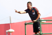 Luis Enrique, subido a un andamio-EFE