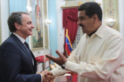 Zapatero saluda a Maduro, en el palacio presidencial de Miraflores, el pasado miércoles en Caracas.-AFP / PRESIDENCIA DE VENEZUELA / FRANCISCO BATISTA