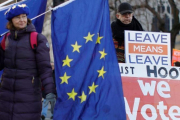 Una activista anti-brexit exhibe una bandera europea junto a un partidario de abandonar la UE en Londres.-AFP / TOLGA AKMEN