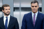 Casado y Sánchez, durante el debate electoral del pasado 4 de noviembre.  Casado y Sánchez, durante el debate electoral del pasado 4 de noviembre.-JOSÉ LUIS ROCA