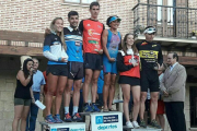 Jaime Izquierdo en lo más alto del podio como campeón regional de triatlón cross.-D.S.