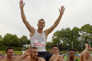 Kevin Mayer, felicitado por otros atletas por su proeza.-NICOLAS TUCAT