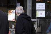 Cartel anunciador de la prohibición de fumar en un establecimiento de la capital. / ÚRSULA SIERRA-