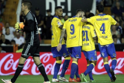 Los jugadores del Las Palmas celebran el gol de Jonatan Viera, este lunes en Mestalla.-MANUEL BRUQUE