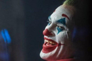 La característica risa histriónica e incontrolada de Joker corresponde con los síntomas de una patología mental.-